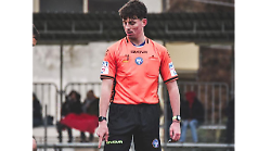 Arezzo, l'arbitro aggredito e picchiato è stato promosso. Dirige le partite in Prima categoria