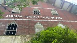 Arezzo, viaggio dentro il villaggio di Poti. Anche l'albergo comincia a perdere pezzi