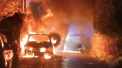 Due auto in fiamme a Porta Romana nella notte, intervento dei vigili del fuoco: ancora ignote le cause del rogo