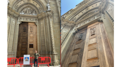 Il portone della Cattedrale in legno di castagno torna al suo antico splendore: l'artigiano Santi al lavoro