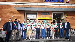 Sindaci sul treno dei pendolari con la fascia tricolore: flash mob a Firenze per dire no allo spostamento sulla linea lenta