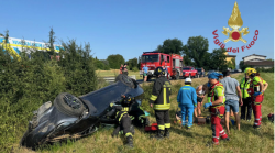 Ragazza di 20 anni ferita nell'auto elettrica che si ribalta dopo lo scontro: portata in elicottero a Careggi