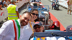 Sfila la 1000 Miglia nell'Aretino. Anche Cracco e Bastianich tra i protagonisti della corsa più bella del mondo