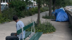 Parigi, la città degli opposti: lusso sfrenato e povertà estrema. La capitale europea dove la miseria dorme all’ombra della Tour Eiffel. Il video
