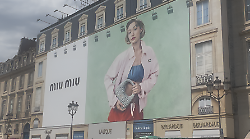 Miu Miu domina Parigi, l'impronta sulla capitale francese del brand del Gruppo Prada che conquista il mondo della moda di lusso. Il video