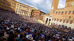 Siena e il Palio, viaggio metafora della vita. Le contrade che corrono. Il documentario tra tradizione e riflessione su Rai 5