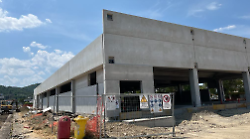 Al posto del cratere e del degrado lungo via Romana nasce il nuovo supermercato