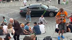A Parigi l'artista di strada delizia i turisti: suona e canta. Poi l'anziano signore inizia a ballare. Video