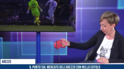 Il cane della giornalista abbaia sotto alla scrivania e interrompe il telegiornale
