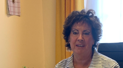 Picchiata a colpi di cellulare. L'assessore Carlettini: "Donne, denuciate subito le aggressioni dei vostri compagni"
