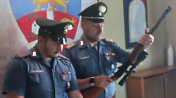 Sorpreso in auto con un fucile con cannocchiale e due coltelli: arrestato dai carabinieri