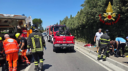 Motociclista si scontra con un'auto sulla Sr71 e finisce nella siepe: trasportato con l'elicottero a Siena