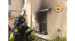 Casa prende fuoco, fiamme partite dalla cucina: donna portata in ospedale per accertamenti
