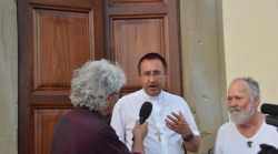 Per il nuovo portone alla chiesa della Sassaia di Rigutino un "prodigio": è già pronto alla cena per la raccolta fondi