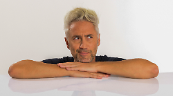 Vincenzo Schettini, il prof più amato del web, arriva in Fortezza ad Arezzo con il suo show La fisica dell'estate
