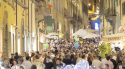 Super sabato di shopping sotto le stelle con saldi ed eventi: così la notte bianca