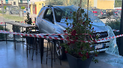 Sfonda con il suv la vetrata della pasticceria. Paura e danni. Nessun ferito