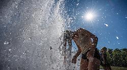 Ondata di calore, l'anticiclone Pluto mette in ginocchio l'Italia. Temperature oltre i 40 gradi e notti da incubo. Ma sta per finire: crollo delle temperature, grandine e pioggia