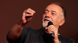 Una serata su Rai 3 per riscoprire il talento poliedrico di Giorgio Faletti: il documentario che emoziona e sorprende