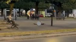 Arezzo, completamente nudo si stende in piazza Guido Monaco. I commercianti: "Siamo stufi"