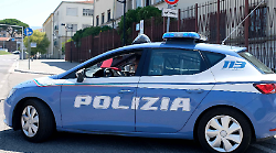Sorpresi con mezzo chilo di hashish nella borsa frigo: due ventenni arrestati in A1 dalla polizia stradale
