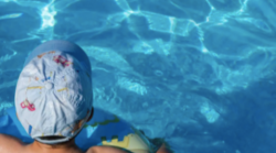 Bambino di 4 anni perde coscienza in piscina, momenti di paura: trasportato in ospedale 
