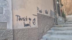 Perché le scritte contro i turisti su muri e vie. Salvicchi (Confcommercio) tra condanna e analisi del malcontento