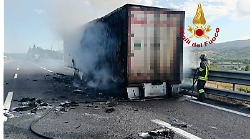 Autoarticolato di alimentari in fiamme in autostrada, task force dei vigili del fuoco