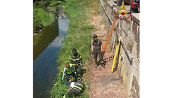 Uomo di 54 anni precipita dal ponte e viene recuperato dai vigili del fuoco