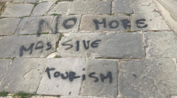 Scritte contro i turisti a Cortona: due giovani ascoltati dalla polizia locale