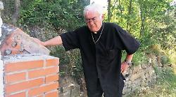 Arezzo, animali in chiesa sì o no. Don Natale: "Ho sempre detto messa con il mio cane accanto"