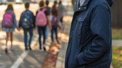 Cinque anni al molestatore dei bambini: cade un'accusa e l'altra si ridimensiona. I fatti vicino alla scuola