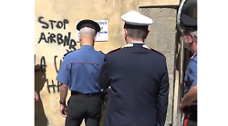 Scritte spray contro turisti e Airbnb, denunciati un ragazzo e una ragazza. Il sindaco: "Nessuno sconto a chi infanga la città"