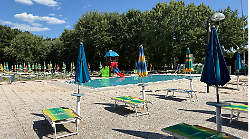 Piscina comunale, riapertura complicata: in funzione per ora solo la vasca dei piccoli e l'area ombrelloni