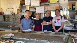 Arezzo, consigliere comunale offre lavoro al figlio del titolare della rosticceria che rischia la chiusura