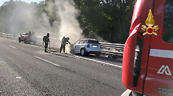 Auto a gasolio prende fuoco mentre percorre l'A1 e il fuoco si estende alla scarpata: disagi ma nessuna conseguenza alle persone