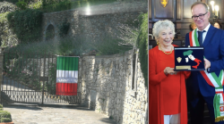 Bandiera tricolore sul cancello di villa Bramasole per la scrittrice Frances Mayes diventata cittadina italiana