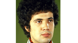 Se Lucio Battisti fosse nato nel 1977? Canzoni e interrogativi nello spettacolo omaggio Lato B