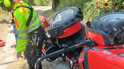 Trattore si ribalta e l'uomo che era alla guida resta ferito: soccorso da vigili del fuoco e 118
