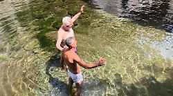 Tuffo del presidente Giani per inaugurare il nuovo tratto lungo il fiume Ciuffenna