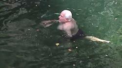 Eugenio Giani, il video del tuffo nel fiume. Il bagno presidenziale per inaugurare il nuovo sentiero