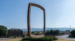 L'arte di Mauro Staccioli a San Giovanni Valdarno: si apre la mostra Sculture attraversabili e attraversanti