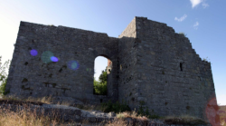 Cadono massi dal castello e per i vigili del fuoco le case sotto sono a rischio e non fruibili