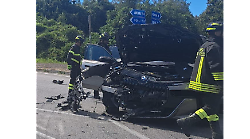 Scontro frontale tra auto con due persone ferite  lungo la Ss73