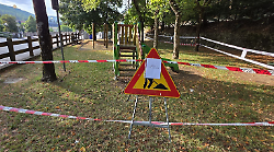 Vandali versano olio esausto nel parco giochi dei bambini