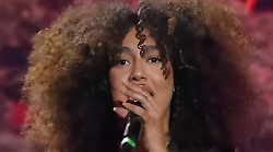 Dalla strada al palco, il trionfo di Selma Ezzine: chi è la giovane cantante, il suo sogno. Foto e video