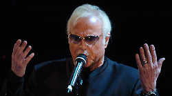 Franco Califano e le sue donne: passioni, segreti e curiosità del playboy cantante e poeta. I grandi amori e le storie più intense