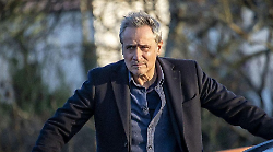 Simon Coleman, il poliziotto francese diviso tra intrighi e nipotini torna su Rai 1. Anticipazioni e trama