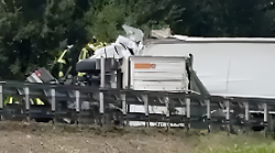 Strage sulla A1, l'autista del tir colto da malore alla notizia dei tre morti. Sequestrati scatola nera e cellulare
