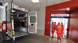 Investito mentre lavora lungo la statale 73: ventenne soccorso e trasferito all'ospedale di Arezzo